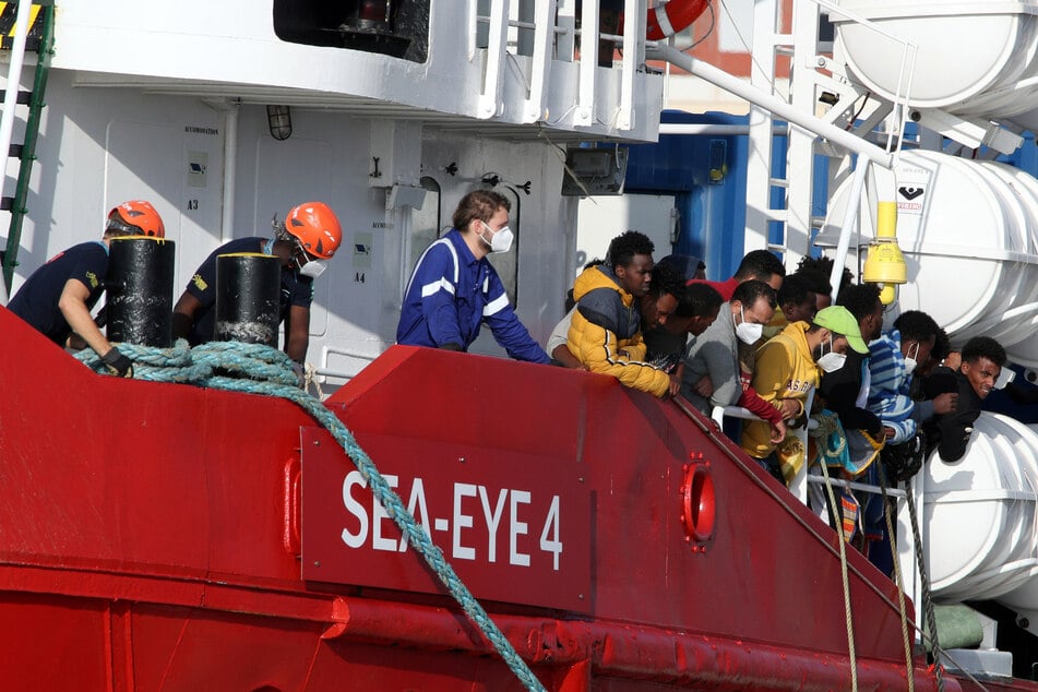 Das Schiff Sea-Eye 4 im November 2021, mit mehr als 800 geretteten Migranten an Bord, kommt in Trapani an.