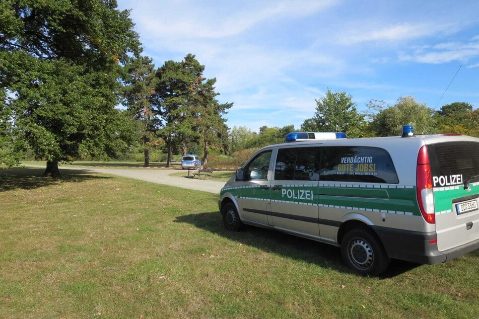 Polizei im Leipziger Rosental. Hier lief die Joggerin entlang, bevor sie vergewaltigt wurde.