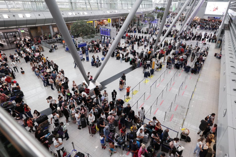 Trotz zehntausender Reisenden hat sich die Lage am Flughafen Düsseldorf etwas beruhigt.