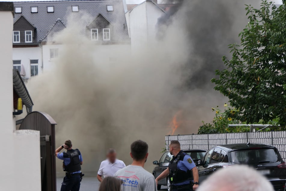 Das Feuer griff auf mehrere Gebäude über.