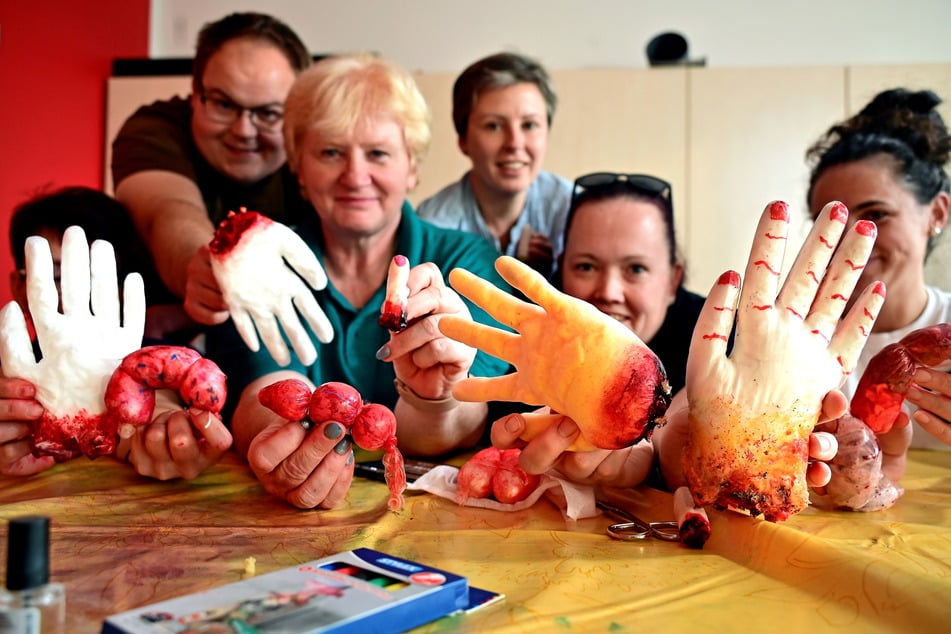 Die Schminkschule ist ein Mix aus Hexenküche und Frankensteins Labor: Philipp Müller (30), Ute Methner (56), Anja Fritzsch (40), Kristin Arndt (36) und Alma Kleber (35) zeigen ihre selbstgemachten abgetrennten Hände, offene Därme und amputierte Finger.