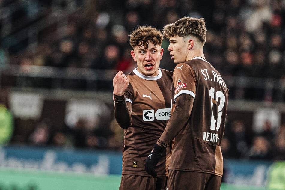 Torschütze Noah Weißhaupt (23, r.) und Philipp Treu (24) harmonieren auf der linken Seite des FC St. Pauli.