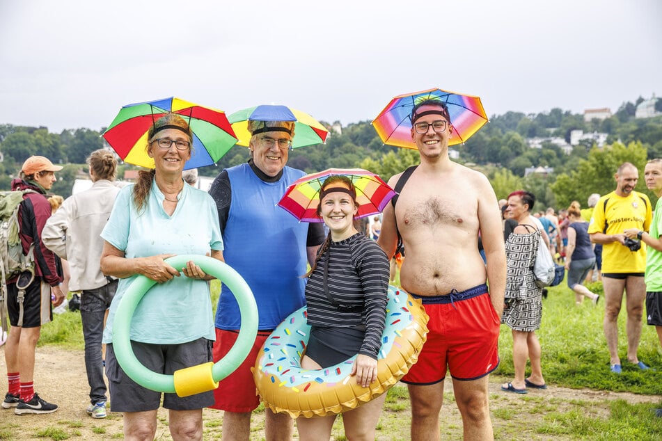 Zum vierten Mal ist Familie Funk beim Elbeschwimmen dabei (v.l.): Anne (68) und Günther (69) aus Potsdam sowie Colleen (35) und Alex (38) aus Dresden.
