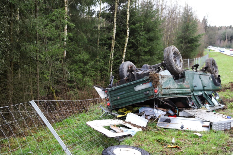 Schwerer Unfall im Erzgebirge: Land Rover kommt von Fahrbahn ab und überschlägt sich