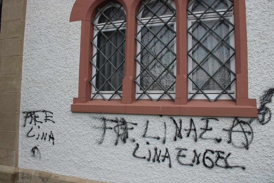 Die Schmierereien zeigen unter anderem das "Anarcho"-Zeichen sowie die Forderung "Free Lina E.".
