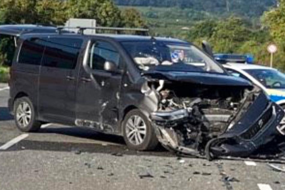 An einem VW Golf und einem Peugeot entstand laut Polizei Totalschaden - beide Autowracks mussten abgeschleppt werden.