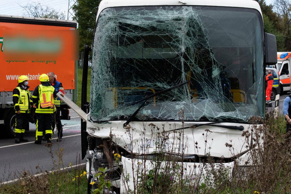 Der Fahrer wurde im Bus eingeklemmt und musste von der Feuerwehr befreit werden.
