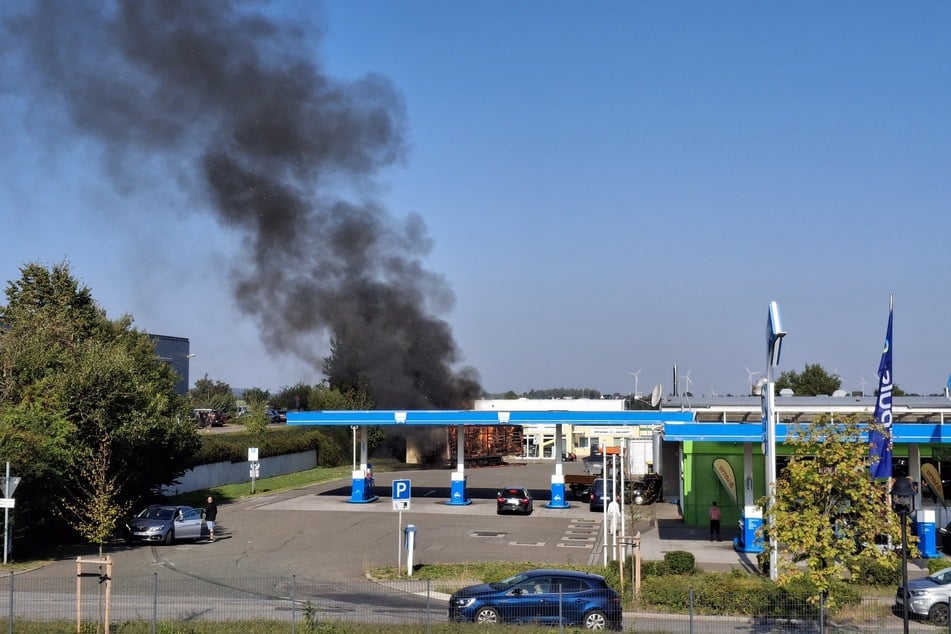 Zum Hergang des Brandes ist noch nicht viel bekannt. Zuvor hatte der Lkw wohl eine Reifenpanne.