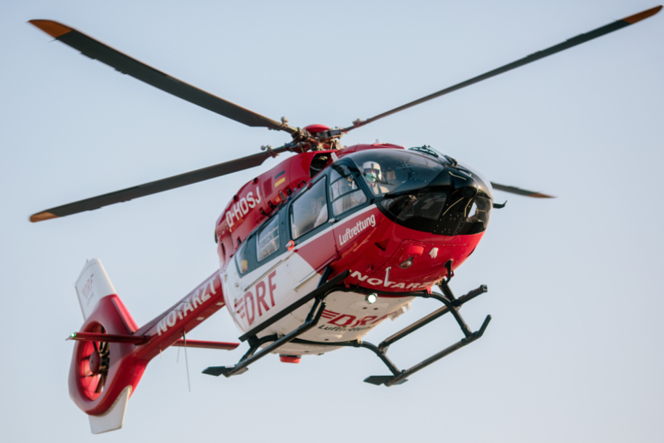 Wasser in brennendes Fett geschüttet: Rettungs-Heli bringt jungen Mann in Klinik