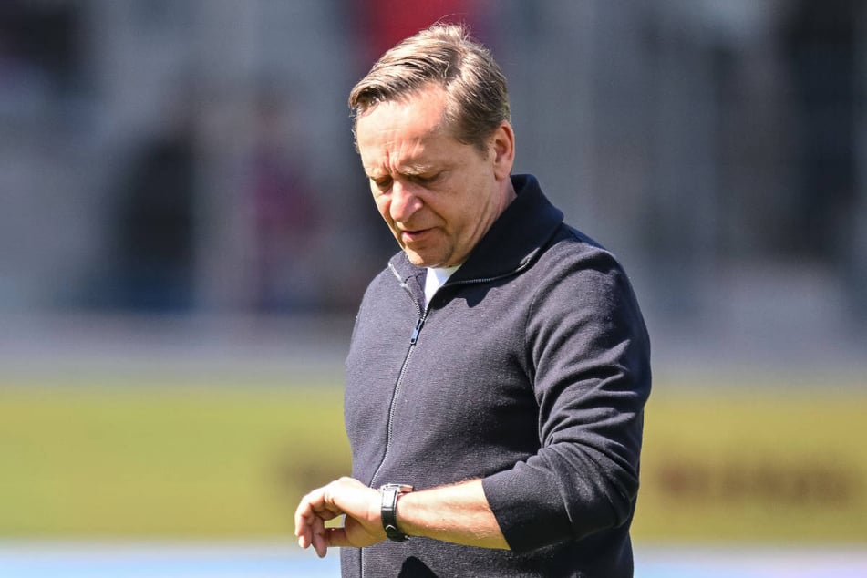 Die Zeit drängt: Horst Heldt (56) muss schnellstmöglich einen neuen Trainer für Union Berlin finden.