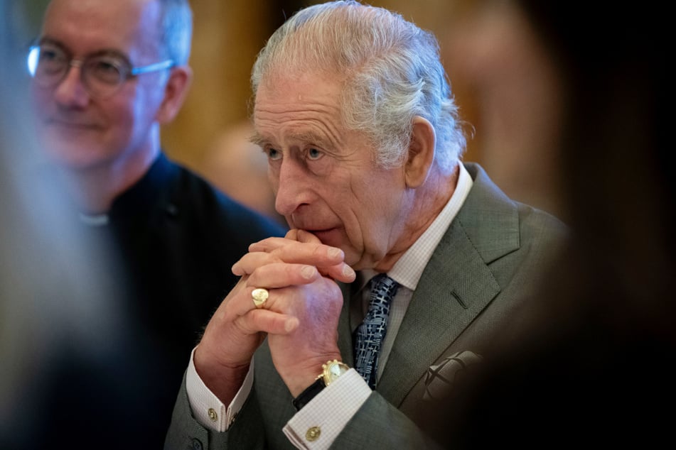 König Charles an Krebs erkrankt, Prinz Harry reist nach London