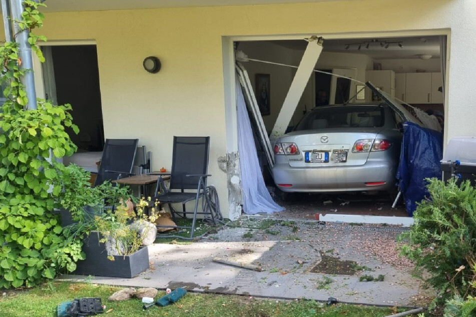 Mazda-Fahrerin donnert in Wohnzimmer: 91-Jährige schwer verletzt