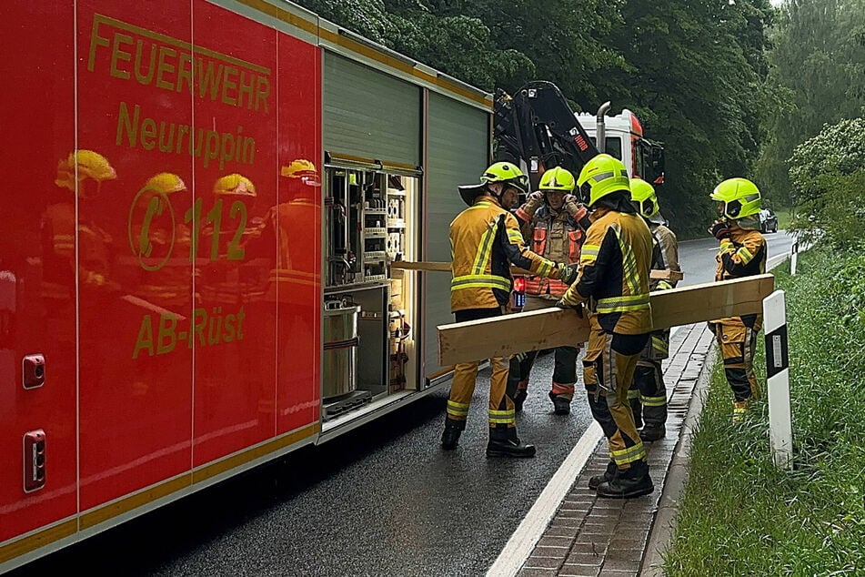 Die Feuerwehr verstaut die Sachen in einem Wechsellader-Container.