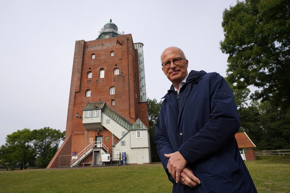 Peter Tschentscher (56, SPD) steht vor dem Leuchtturm der Nordsee-Insel Neuwerk.