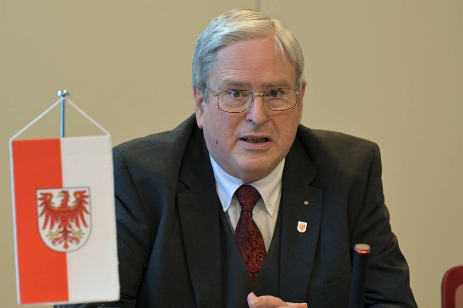 Brandenburgs Wirtschaftsminister Jörg Steinbach (67, SPD) will sich die Hintergründe dieser Entscheidung erläutern lassen.