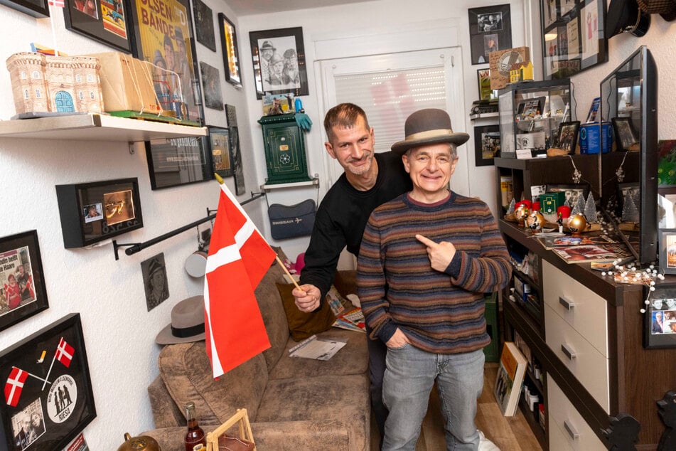 Sebastian Kujath (47, l.) zeigt dem Schauspieler Zack seine Olsenbande-Schätze auf acht Quadratmetern.