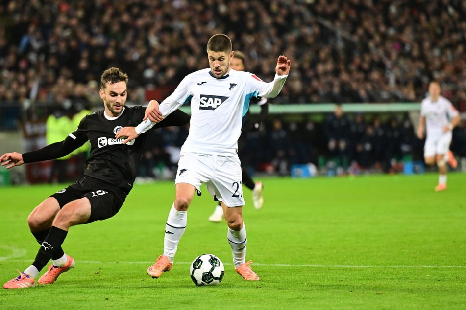 In der Verlängerung verursachte James Sands (l.) mit einem vermeintlichen Handspiel ein Elfmeter für die Gäste. Andrej Kramaric versenkte das Leder zum 1:2.