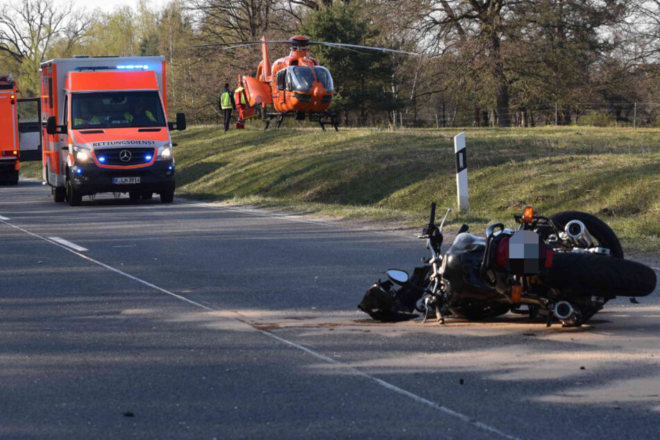 Schwerer Unfall in Köln-Grengel: Motorradfahrer kracht gegen VW
