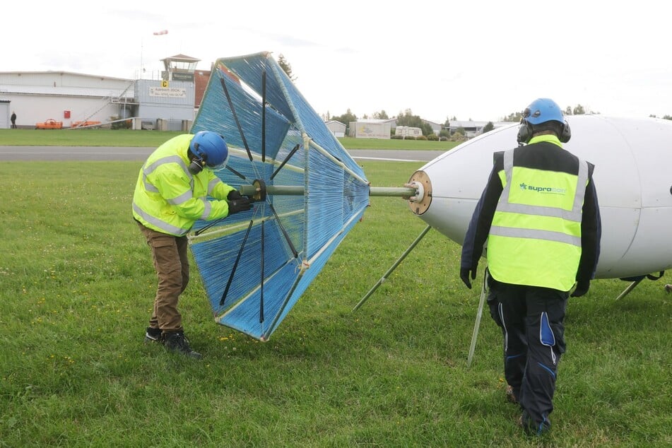 Mitarbeiter bereiten die Mess-Sonde für den Flug vor.