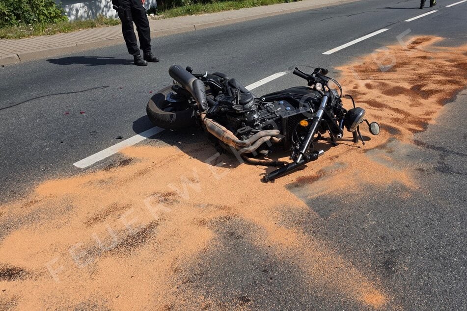 Das Motorrad und das Auto mussten abgeschleppt werden.