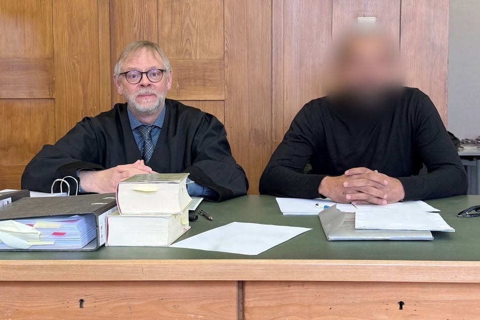 Prozessauftakt in Ettenheim: der Angeklagte und sein Verteidiger Jörg Garde am Mittwoch im Amtsgericht.