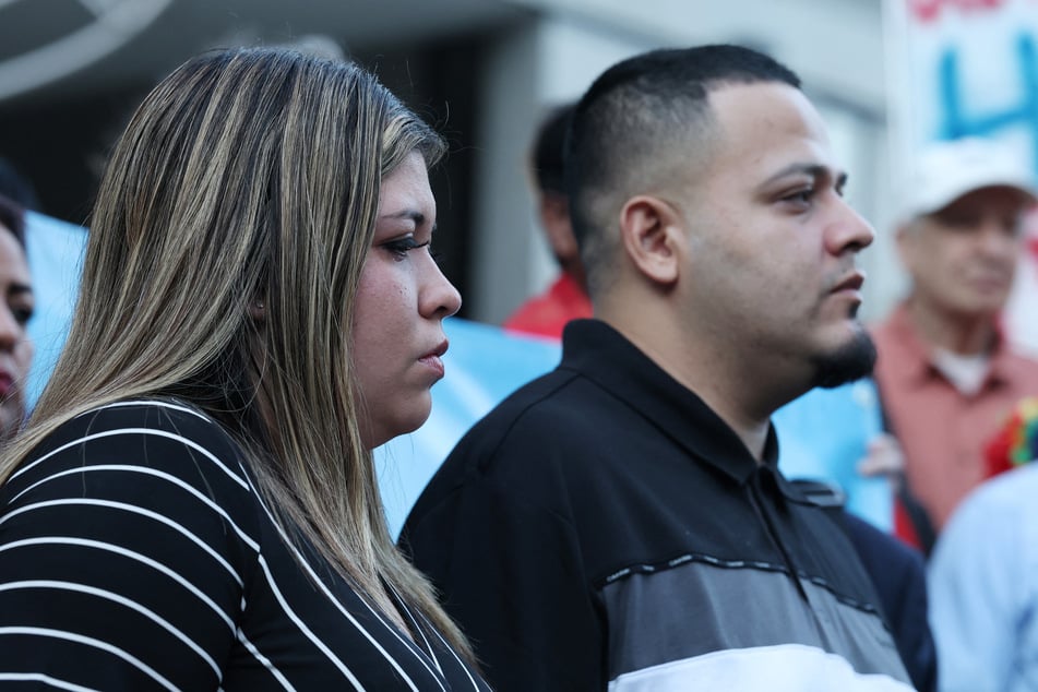 The Trump administration's attempt to deport Kilmar Abrego Garcia (r.) to Uganda has been blocked by a federal court.