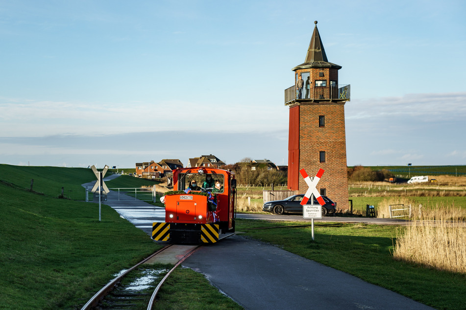 Die neu eingeweihte E-Lok für den Landesbetrieb für Küstenschutz, fährt über den Deich in Dagebüll.