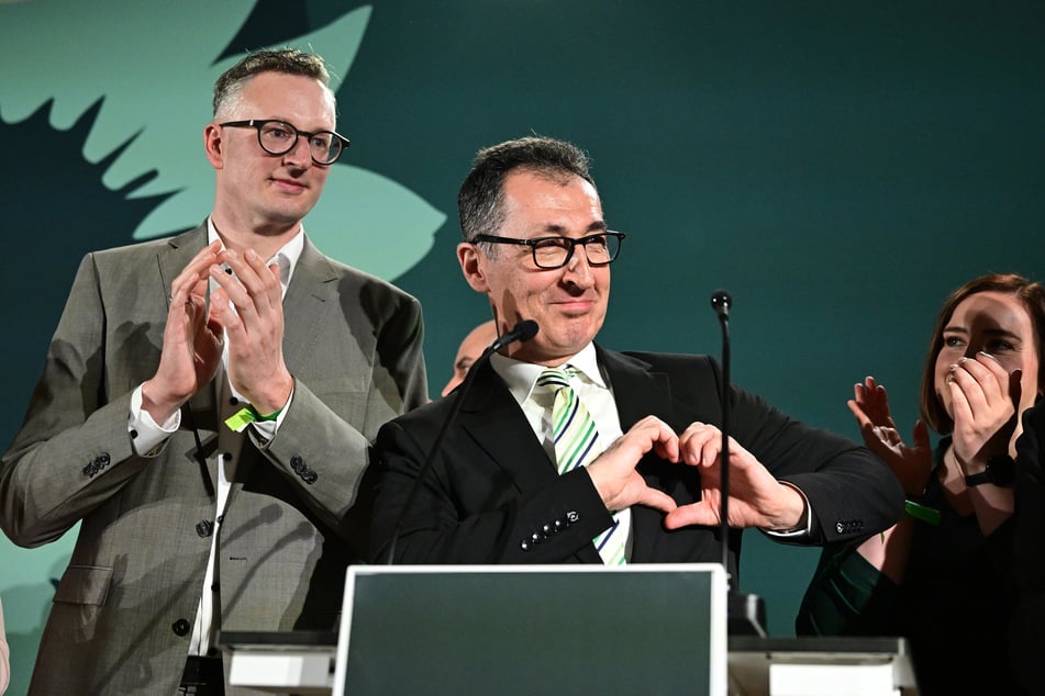 Grünen-Spitzenkandidat Cem Özdemir (60) hat sich angesichts der ersten Hochrechnungen für eine Koalition mit der CDU ausgesprochen.