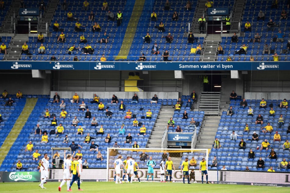 Endlich wieder Zuschauer bei einem Derby im Stadion!
