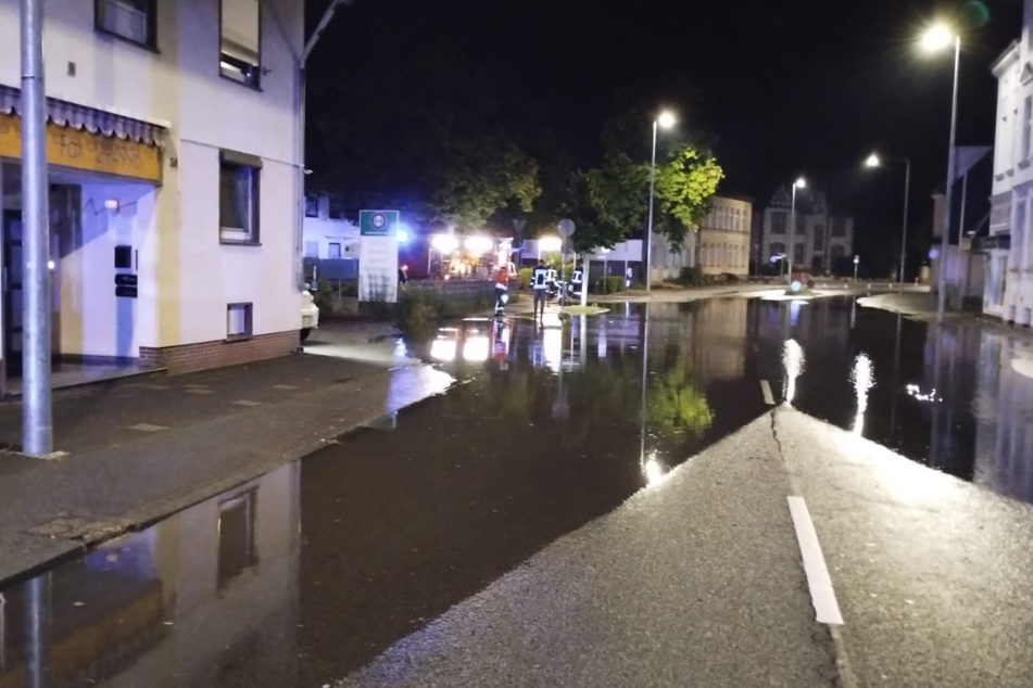 Grund für den Einsatz war eigentlich "nur" die teilweise überflutete Hannoversche Straße.