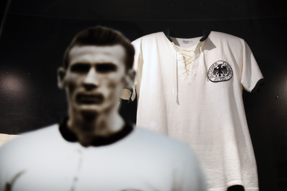 Das originale Trikot von Horst Eckel hängt neben seinem Konterfei in der Ausstellung zur Weltmeisterschaft von 1954 im Deutschen Fußballmuseum.