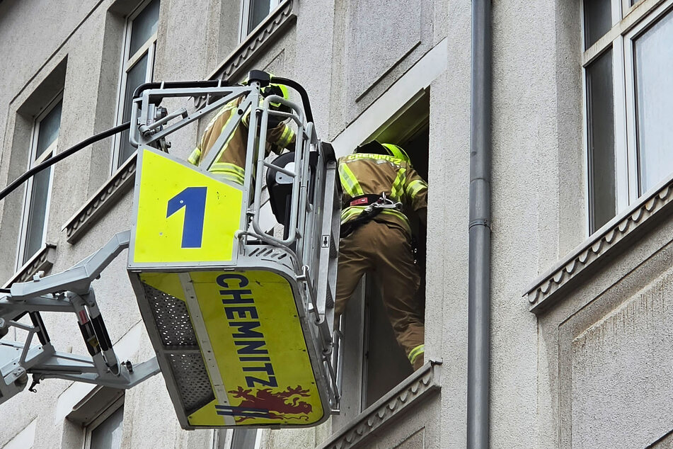 Kameraden stiegen in eine Wohnung ein, um nach einem Anwohner zu sehen.