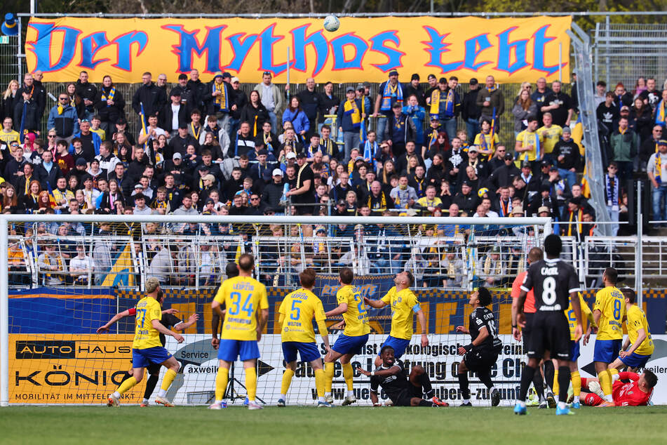 Noch sind ein paar Spiele in der Regionalliga Nordost zu spielen. Am Ende der Saison will Lok Leipzig ganz oben stehen.