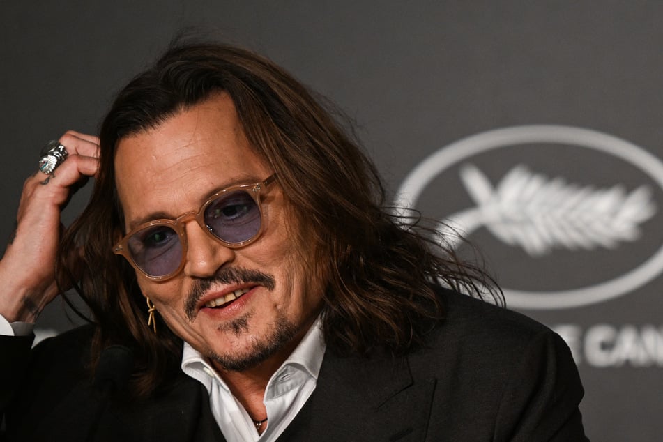 Trotz Schlagzeilen über Fotos vom diesjährigen Filmfestival in Cannes, bleibt sich Johnny Depp seinem Rocker Image treu.