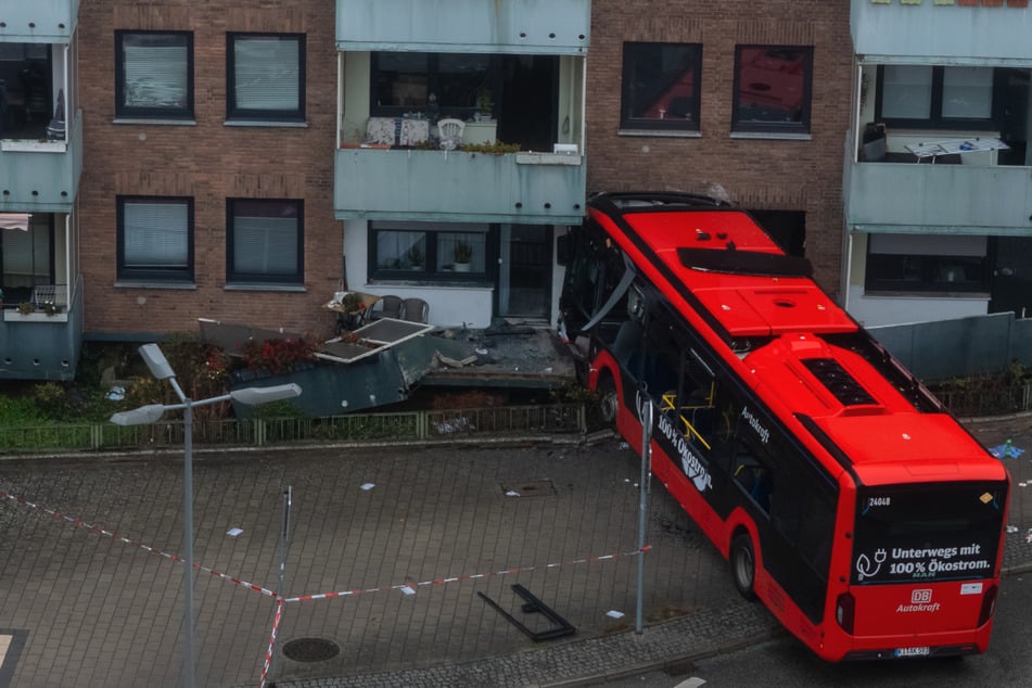 Linienbus mit Kindern an Bord kracht in Hauswand: Mehrere Schwerverletzte