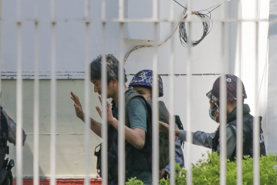 Yuki Kitazumi (45,l), Freelance-Reporter aus Japan, wurde im Februar von der Polizei in Myanmar festgenommen. Nach Angaben der japanischen Botschaft sei in das berüchtigte Insein-Gefängnis gebracht worden, in dem viele politische Häftlinge festgehalten werden.