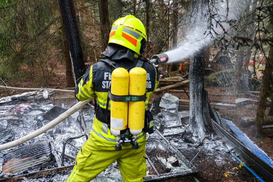 Die Feuerwehr während der Löscharbeiten auf dem vermüllten Grundstück.