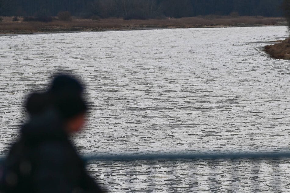Durch das brüchige Eis auf der Oder ist in Frankfurt (Oder) eine Hochwasserwarnung herausgegeben worden.