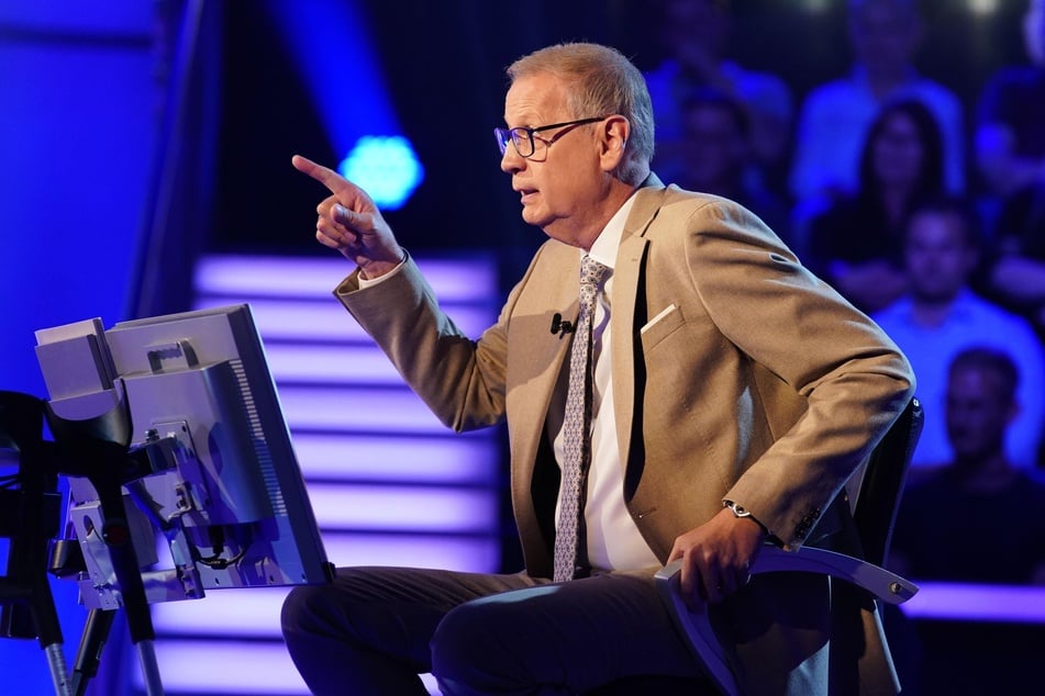 Quiz-Master Jauch (69) versucht, seinen Kandidaten noch davon zu überzeugen, lieber die 16.000 Euro zu nehmen oder zumindest einen weiteren Joker einzusetzen, doch Thomsen loggt ein.