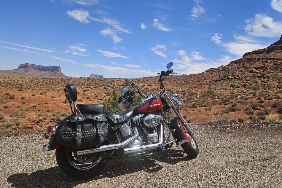 Ein Zwischenstopp für die Harley an den roten Felsen im Monument Valley Park (Arizona).