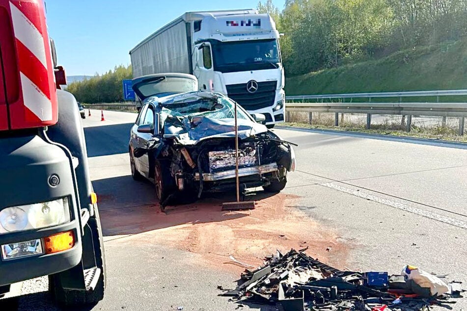 Ein Audi ist am Montagmorgen auf einen Mercedes-Lkw aufgefahren.