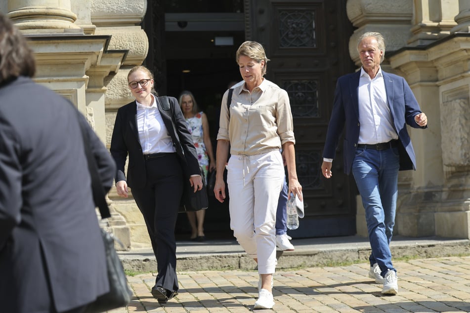 Christina Block (m.), ihre Verteidigerin Paula Wlodarek (l), und ihr Lebensgefährte Gerhard Delling verlassen während einer Prozesspause das Strafjustizgebäude in Hamburg.