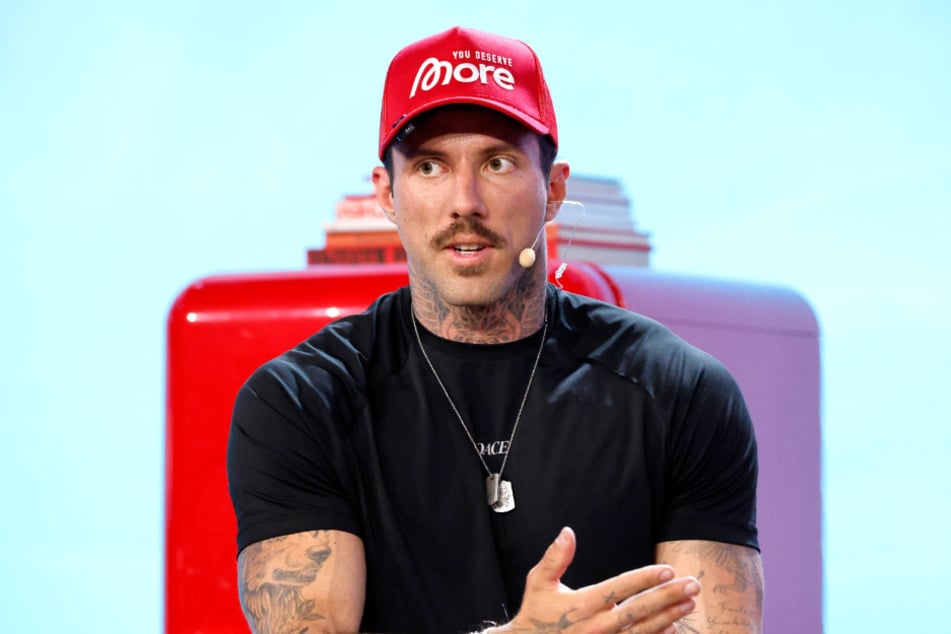 Der Influencer räumt seinen Fehler ein, schießt aber zeitgleich gegen die Vorwürfe von gewaltverherrlichenden Gedanken.