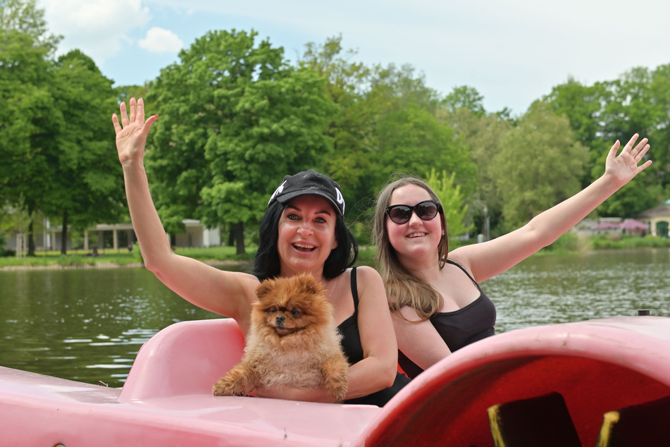 Olga Georgi (47), Tochter Veronika (15) und Hund Roman haben bei der Tretboot-Tour gute Laune im Gepäck.