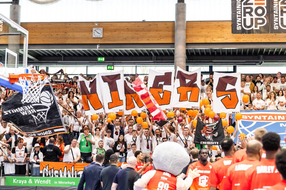 Alle in Weiß nach Berlin: Rund 2000 Niners-Fans wollen ihr Team unterstützen.