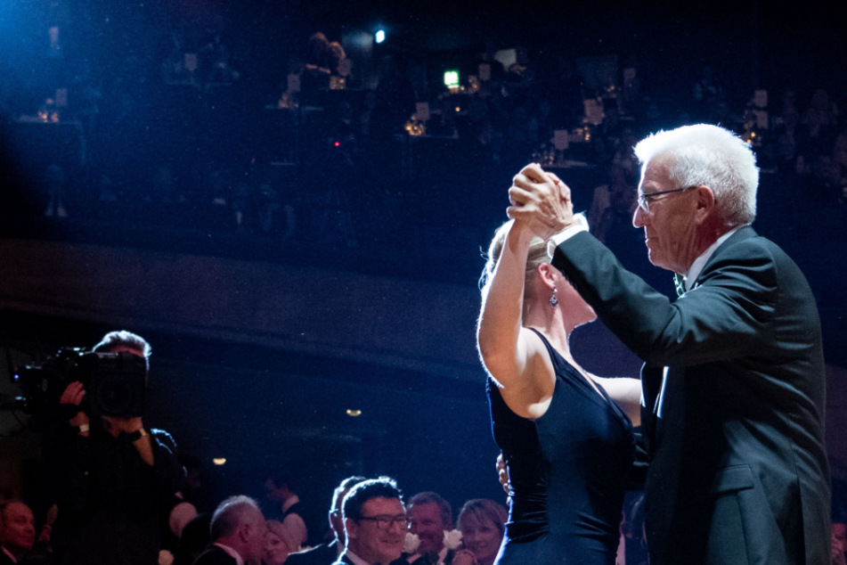 Winfried Kretschmann (72, rechts im Bild), Ministerpräsident von Baden-Württemberg, und Isabell Knüttgen, Ehefrau des Vorsitzenden der Landespressekonferenz, tanzen beim Landespresseball 2019 den Eröffnungstanz.