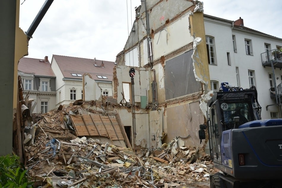 Der Blick auf die Einsturzstelle von hinten. Intensiv wird auch an der Wiederversorgung der umliegenden Haushalte gearbeitet.