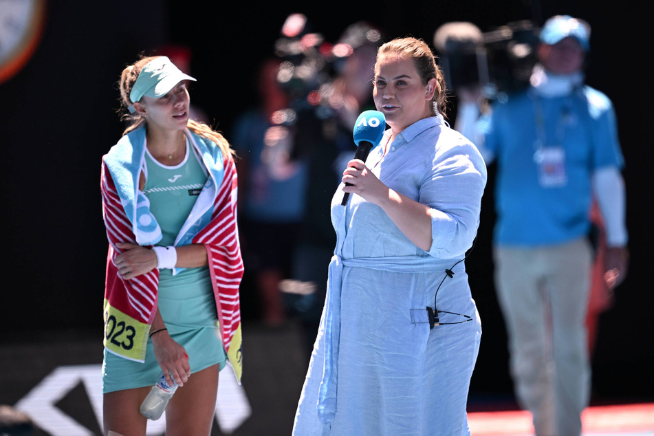 Jelena Dokic in einem Interview am Montag mit Donna Vekic (26, l.)