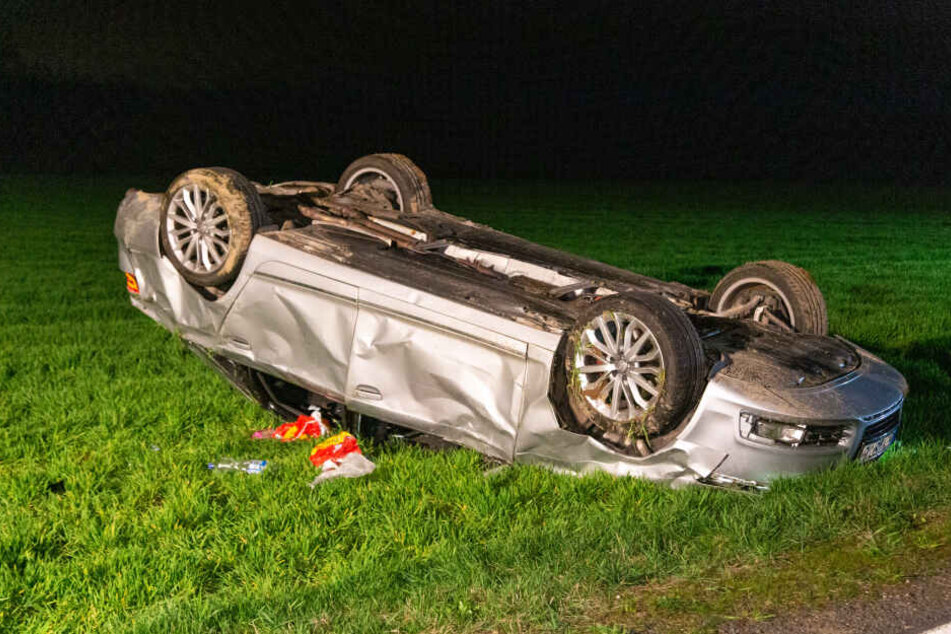 Das Auto überschlug sich immer wieder, blieb auf dem Dach liegen.