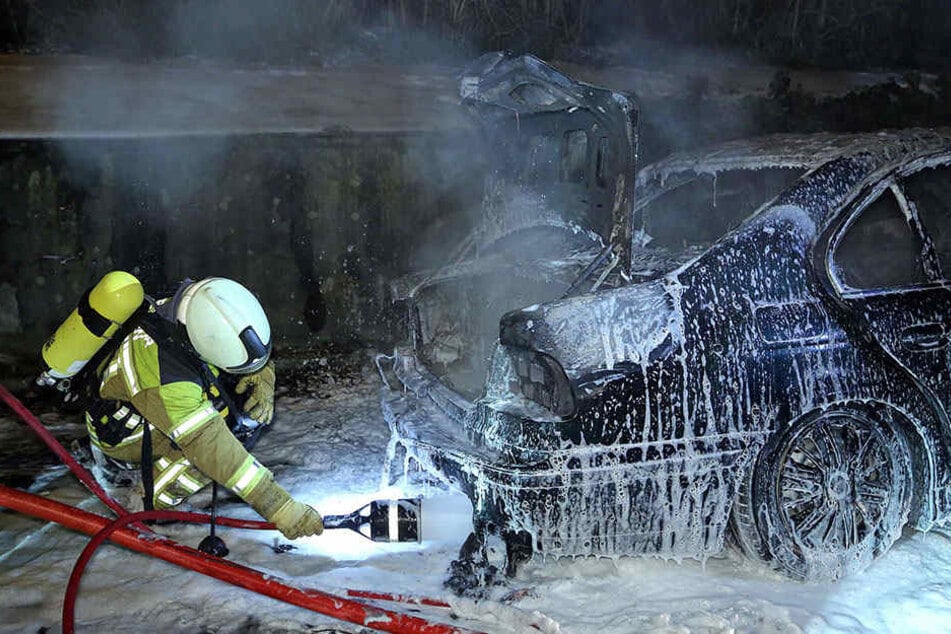 Als die Feuerwehr eintraf, war der BMW bereits reif für die Schrottpresse.